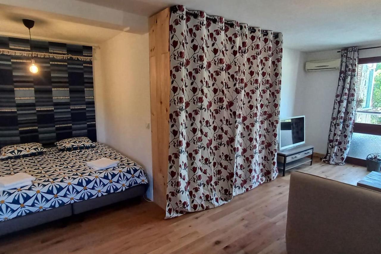Loft Climatise "La Pinede", 50 M2, Tres Calme, 5 Mn A Pied Des Plages, Lit King Size La Seyne-sur-Mer Exterior photo